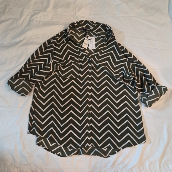 Express Tops - New Express Women's XL Green zig button Blouse #WT9